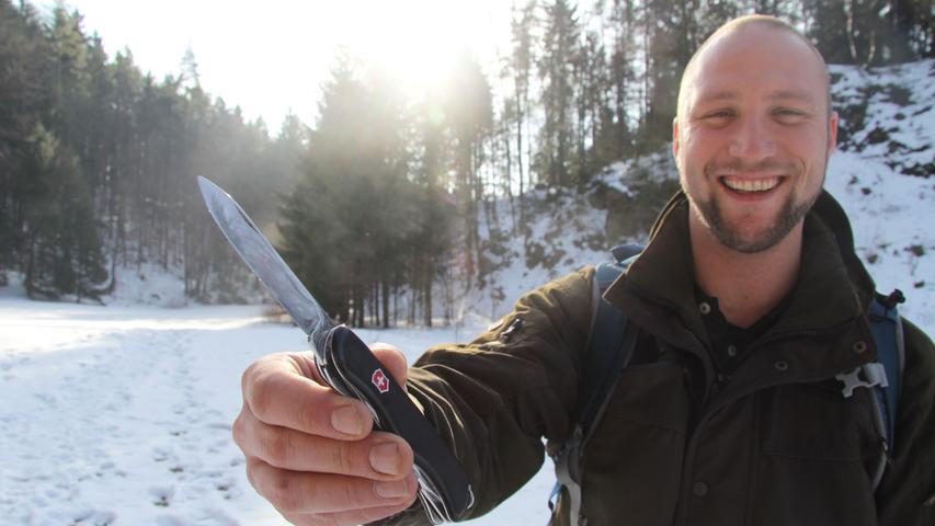 Der gut gelaunte Survival-Trainer Bastian will unseren Reporter Timo heute mit auf eine Abenteuertour durch die fränkische Schweiz nehmen. Erstes wichtiges Utensil: Ein Messer, das sich Timo an den Gürtel schnallen soll.