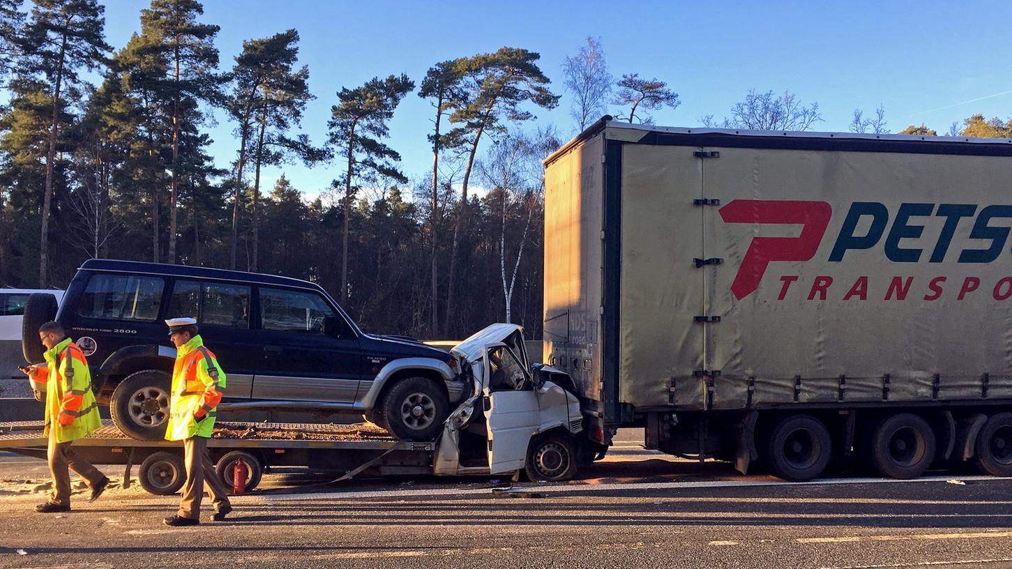 Unfall auf der A6: Das Führerhaus des Kleintransporters wurde zwischen dem Geländewagen und dem Lkw eingeklemmt.