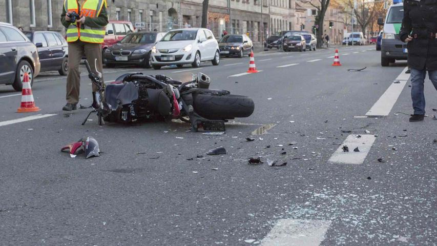 Motorradfahrer die Vorfahrt genommen: Doppelter Totalschaden in Fürth