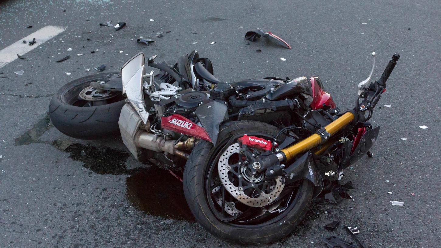Am Motorrad entstand Totalschaden. Der Fahrer hatte mehr Glück.