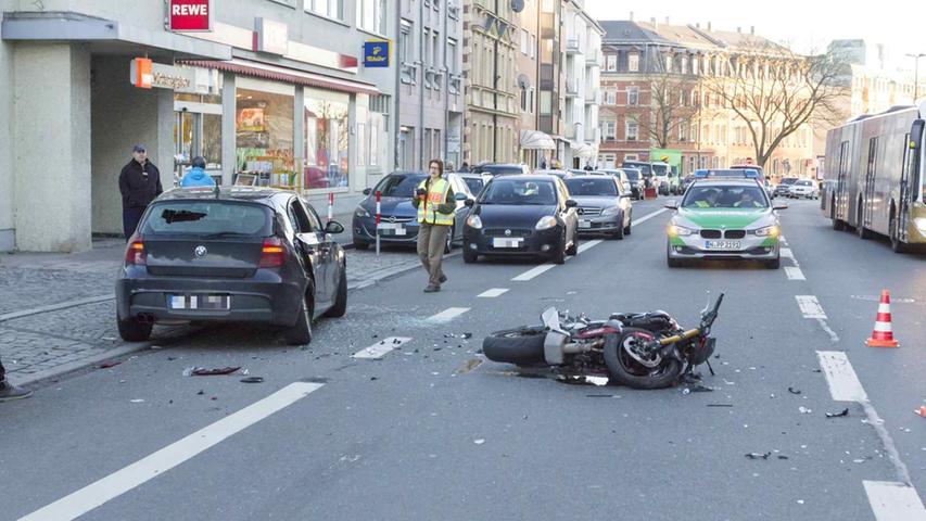 Motorradfahrer die Vorfahrt genommen: Doppelter Totalschaden in Fürth