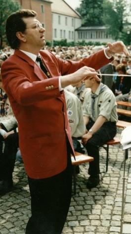 1999 übernahm der heutige Dirigent Martin Miess das Ruder. Miess, der als Lehrer eine feste Größe an der städtischen Sing- und Musikschule ist, hat mit viel Elan die Nachwuchsarbeit intensiviert.