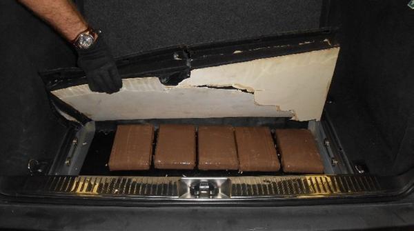 Konsumiert wir das Endprodukt hauptsächlich durch die Nase. Die Wirkung der Droge ist euphorisierend-stimulierend und reizt zum fortgesetzten Konsum bis zur starken psychischen Abhängigkeit und einer Tendenz zur Erhöhung der Dosis. Eine physische Abhängigkeit entsteht dabei nicht. Kokain unterliegt in Deutschland dem Betäubungsmittelgesetz, bei geringen Mengen für den Eigenbedarf kann der Staatsanwalt das Verfahren wie oben beschrieben jedoch einstellen. Eine nicht-geringe Menge liegt ab einem Wirkstoffgehalt der Gesamtmenge von fünf Gramm Kokainhydrochlorid vor - die auf diesem Bild sichergestellte Menge dürfte mit einiger Sicherheit nicht für den Eigenbedarf gedacht gewesen sein.