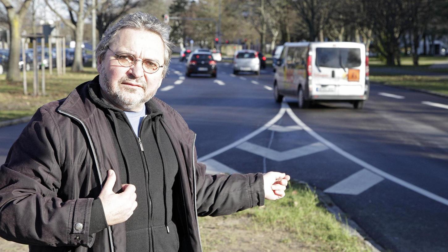 Stadrat Lorenz Gradl (SPD) hält die neue Fahrbahnmarkierung für gefährlich.
