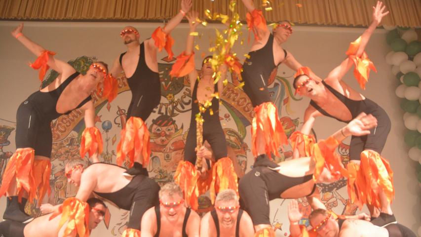 Das Kersbacher Männerballett tanzte auf der Bühne zum Thema "Heiß und Kalt."