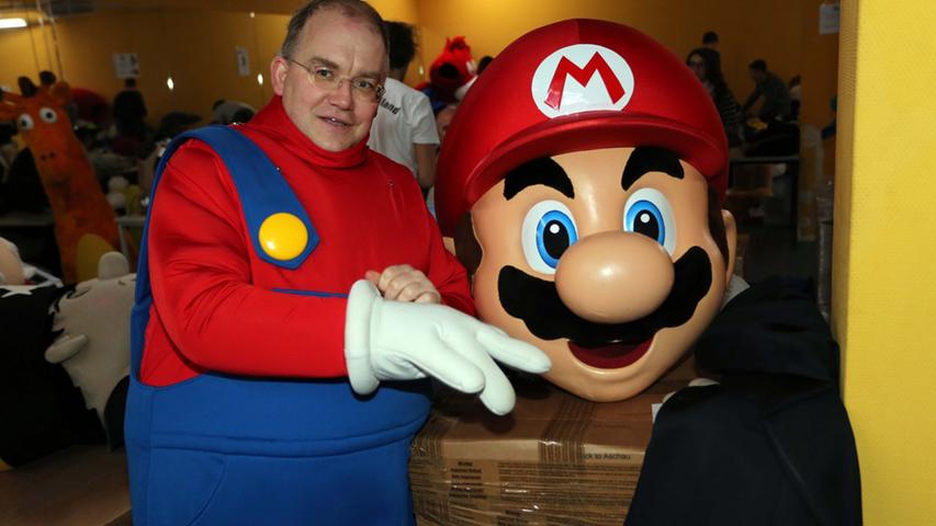 Bereits vor zwei Jahren schlüpfte der Nürnberger CSU-Politiker Sebastian Brehm ins Kostüm von Mario - und auch dieses Mal war er im Outfit des roten Klempners dabei.
