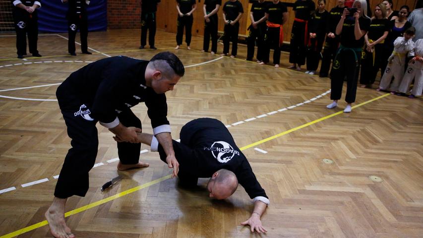 Der Kampfsportgroßmeister Viktor Köhl zeigte in der Hans-Wagner-Halle bei seinem Kurs Kindern, Frauen und Männern, Techniken, um sich in brenzlichen Situationen gegen Angriffe wehren zu können.