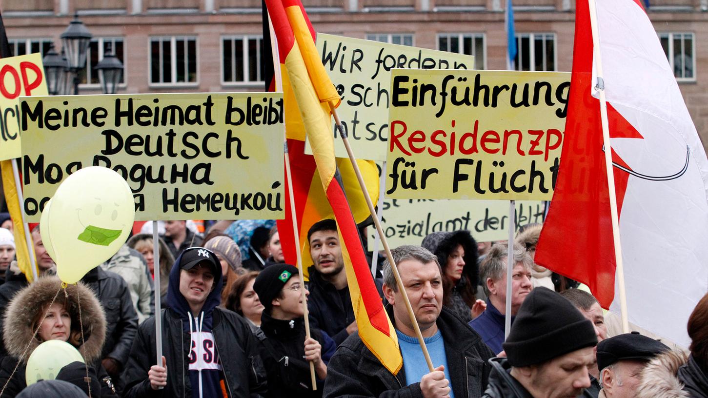 Einige hundert Russlanddeutsche kamen am Sonntag zur Demonstration auf den Nürnberger Hauptmarkt. Einige hundert Russlanddeutsche kamen am Sonntag zur Demonstration auf den Nürnberger Hauptmarkt.