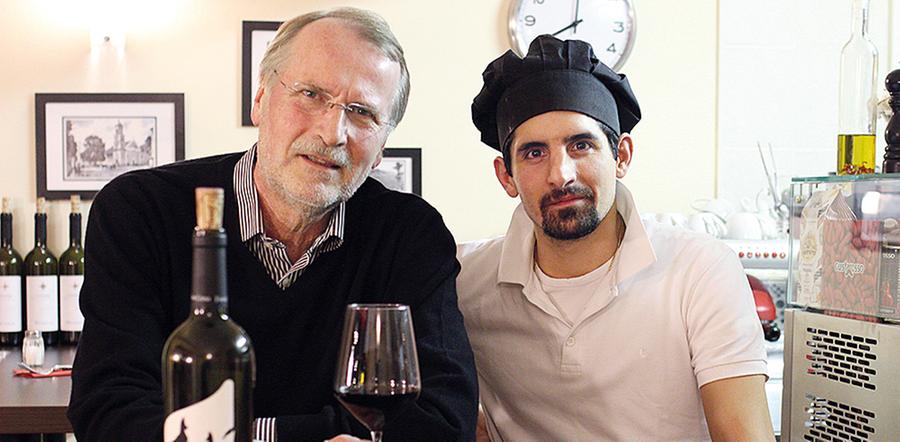 "Ich bin sonst kein Pizzaesser", gesteht Stammgast Thomas Hiltl (l.). Doch auf der Karte der Pizzeria Rossofuoco findet der 65-Jährige trotzdem zahlreiche Gerichte nach seinem Geschmack. Denn die Pizza von Wirt Costa Chiavazzo (31) überzeugt durch frische Zutaten, einen außergewöhnlichen Belag - und einen selbstgemachten Teig. "Die Leute sind von der Pizza begeistert, er macht das einfach mit Herz." Seit Juli 2015 betreibt Chiavazzo die kleine Pizzeria in Erlangen gemeinsam mit seiner Frau Kati. "Es ist wie ein Zuhause", sagt Chiavazzo mit einem Lächeln. Schon seine Großmutter hatte ein kleines, familiäres Lokal in Italien. Das Besondere am Rossofuoco: Es gibt neben den Pizzen nur kleine Salate, Antipasti und Getränke auf der Karte. Und das überzeugt. Das Lokal hat bereits zahlreiche Stammkunden. Viele Gäste holen sich ihre Pizza auch direkt im Restaurant ab. In der gemütlichen Pizzeria haben sonst etwa 20 Gäste Platz. Und so hat auch Erlangen ein kleines Stück Italien nahe der Innenstadt. "Ich bin sonst kein Pizzaesser", gesteht Stammgast Thomas Hiltl (l.). Doch auf der Karte der Pizzeria Rossofuoco findet der 65-Jährige trotzdem zahlreiche Gerichte nach seinem Geschmack. Denn die Pizza von Wirt Costa Chiavazzo (31) überzeugt durch frische Zutaten, einen außergewöhnlichen Belag - und einen selbstgemachten Teig. "Die Leute sind von der Pizza begeistert, er macht das einfach mit Herz." Seit Juli 2015 betreibt Chiavazzo die kleine Pizzeria in Erlangen gemeinsam mit seiner Frau Kati. "Es ist wie ein Zuhause", sagt Chiavazzo mit einem Lächeln. Schon seine Großmutter hatte ein kleines, familiäres Lokal in Italien. Das Besondere am Rossofuoco: Es gibt neben den Pizzen nur kleine Salate, Antipasti und Getränke auf der Karte. Und das überzeugt. Das Lokal hat bereits zahlreiche Stammkunden. Viele Gäste holen sich ihre Pizza auch direkt im Restaurant ab. In der gemütlichen Pizzeria haben sonst etwa 20 Gäste Platz. Und so hat auch Erlangen ein kleines Stück Italien nahe der Innenstadt.