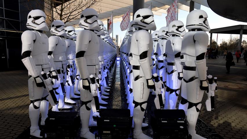 Denn dort stehen die Storm Troopers aus dem Star-Wars-Universum.