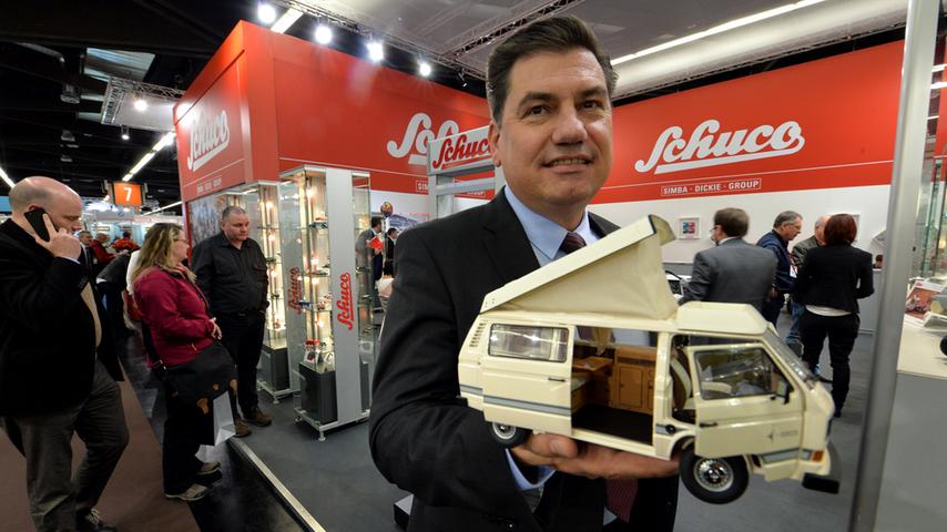 Peter Brunner, Geschäftsführer der Firma Schuco, präsentiert das Modell eines Volkswagen T3 Campingbusses.