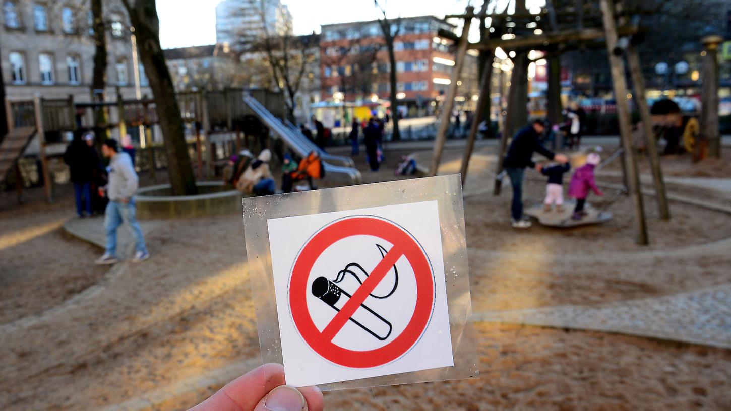 Wenn es nach dem Stadtratsausschuss geht, der für den Servicebetrieb Öffentlicher Raum (Sör) zuständig ist, soll das Rauchen auf Nürnbergs Spielplätzen bald viel Geld kosten. (Symbolbild)
