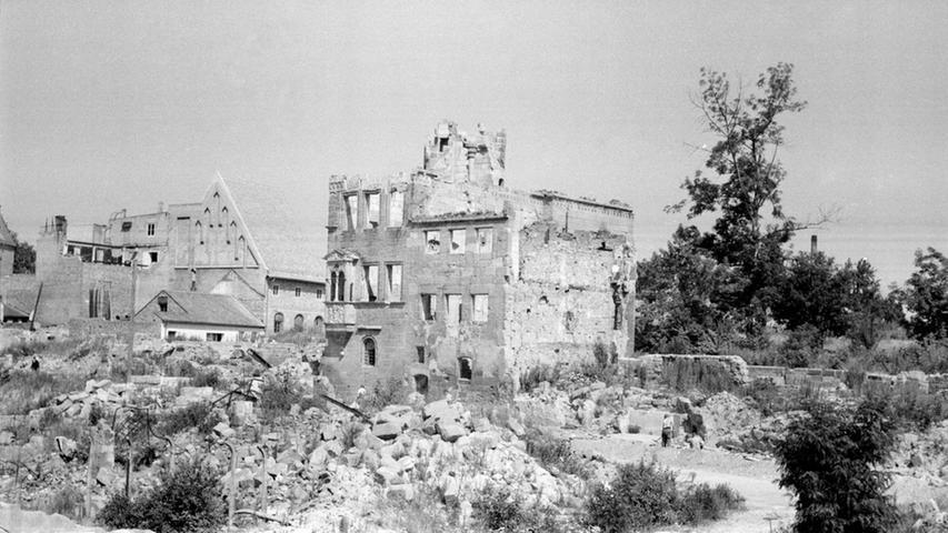 Nach der Bombardierung 1945 blieben von dem kunstvollen Bau aus den Jahren 1533 bis 1544 nur drei Außenwände und ein Teil des markanten Treppenturms stehen. Fast zwei Jahrzehnte blieb es eine Ruine.