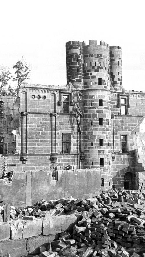 Doch Eigentümer Hans Christoph von Tucher wollte das Stadtschloss unbedingt wieder aufbauen. "Er steckte jeden Pfennig in das Projekt, es war eine Obsession", meint sein Sohn Hans Martin von Tucher, der noch im originalen alten Gemäuer an der Hirschelgasse getauft worden war.