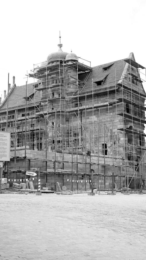 Dann die Tragödie: Kurz vor der Einweihung des neu errichteten Sandsteingebäudes im Herbst 1968 starb Hans Christoph von Tucher urplötzlich - ohne auch nur ein einziges Mal in seinem Lebensprojekt übernachtet zu haben. Seine beiden Söhne haben die Museumsidee in zähen Verhandlungen mit der Stadt verwirklicht.