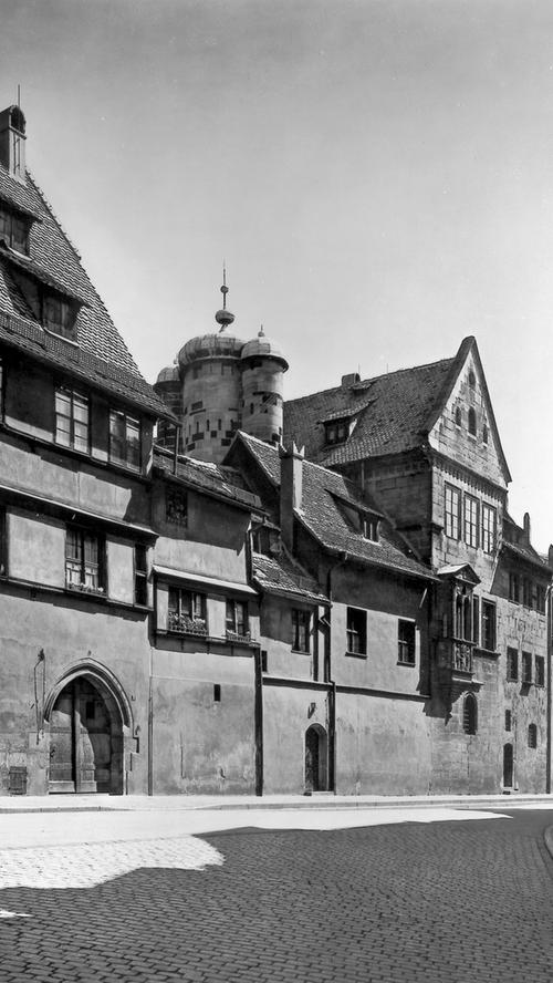 Bei der großflächigen Bombardierung Nürnbergs am 2. Januar 1945 fiel auch das Denkmal aus der Frührenaissance in Schutt und Asche. Hier ist das Tucherschloss in der Hirschelgasse vor seiner Zerstörung um 1935 zu sehen.
