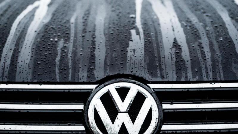 Ein VW Passat wurde auf der Rastanlage Frankenhöhe Nord an der A6 illegal entsorgt.