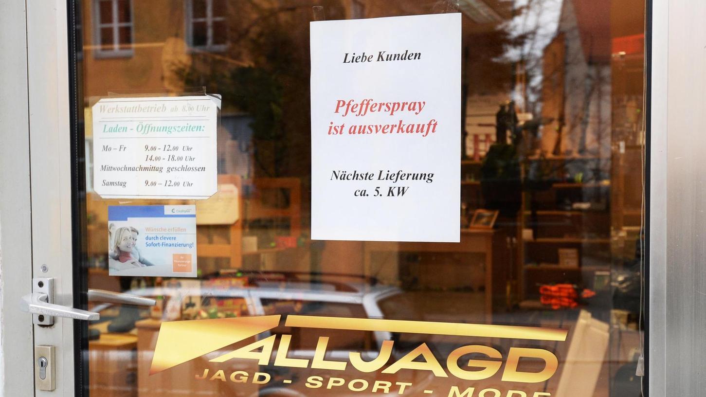 Der Hinweis an der Ladentür von „Waffen Greger“ spiegelt den Grad der allgemeinen Verunsicherung nach den Übergriffen in Köln wider.