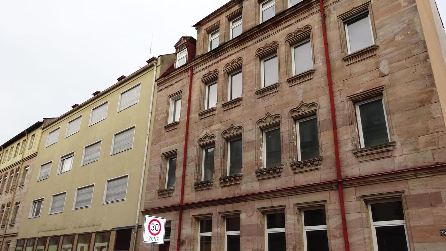 Die Gebäude an der Werderstraße werden demnächst abgerissen. Stadtheimatpflegerin Claudia Maué bedauert es sehr, dass auch das Haus aus der Gründerzeit einem Neubau weichen muss.
