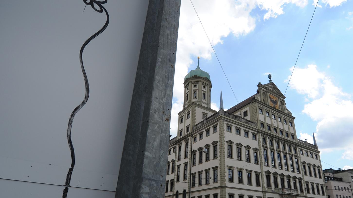 Neben dem Rathaus in Augsburg ist eines der "Kunstwerke" aufgesprüht.