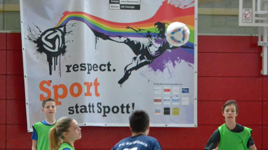 Sieben Klassen unterschiedlicher Schulen lebten in der WGG-Halle den sportich-fairen Leitsatz "Sport statt Spott" aus. Das Fairness-Turnier fand im Rahmen der Projektwoche gegen Rassismus statt.