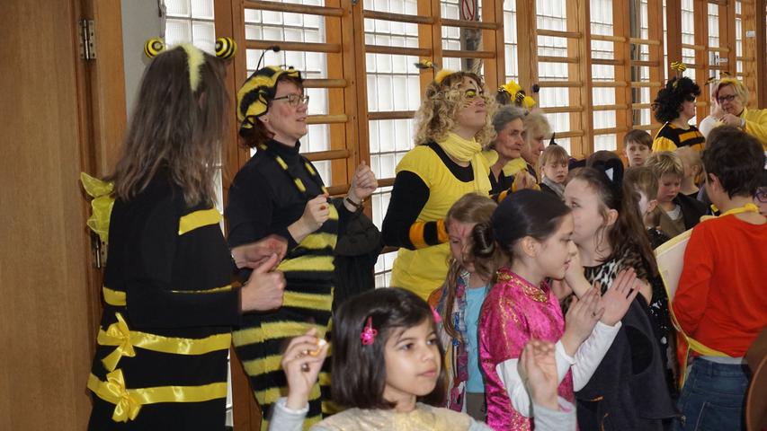 Die Lehrerinnen, als Bienen verkleidet...