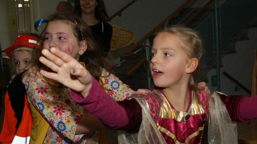 Die Bräugassenschule hat eine ganz besondere Tradition für den Unsinnigen Donnerstag: Seit vielen Jahren schon kommt das Theater Maskera. Zum Auftritt in die Schulturnhalle ziehen alle 240 Kinder verkleidet in einer großen Polonäse durch das Haus.