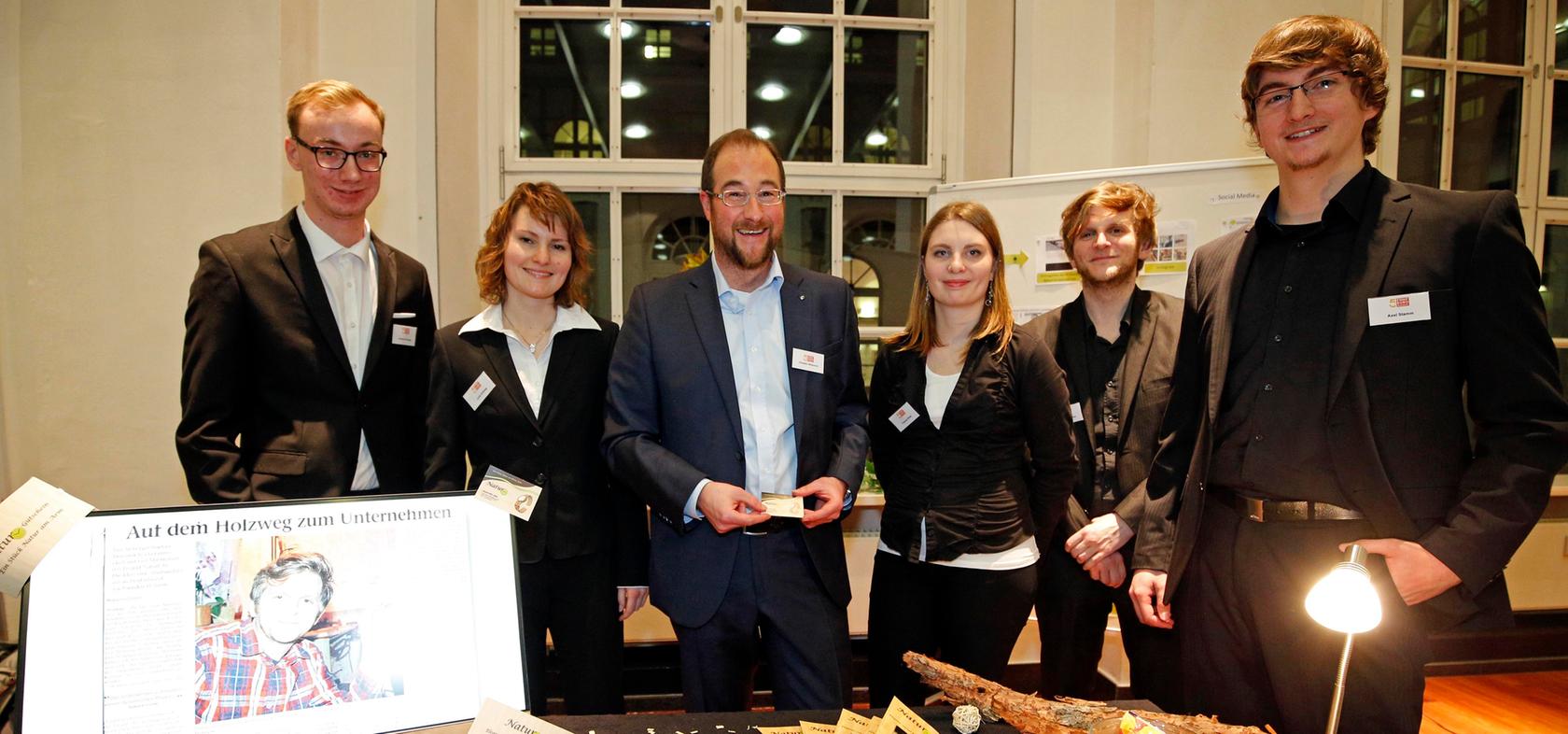 Die Gewinner des Wettbewerbs mit ihrer „NaturUhr“: Jonas Kurzweg, Julia Holweg, ein interessierter Uhren-Kunde, Francie Streit, Dominik Fischer und Axel Stamm (v. l.). Die Gewinner des Wettbewerbs mit ihrer „NaturUhr“: Jonas Kurzweg, Julia Holweg, ein interessierter Uhren-Kunde, Francie Streit, Dominik Fischer und Axel Stamm (v. l.).