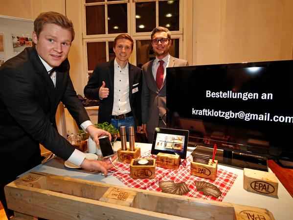 Jonas Liedel, Niklas Maier und Adrian Schantini (v. l.) haben Akkuladestationen in Kerzenhalter und Visitenkartenständer eingebaut. Jonas Liedel, Niklas Maier und Adrian Schantini (v. l.) haben Akkuladestationen in Kerzenhalter und Visitenkartenständer eingebaut.
