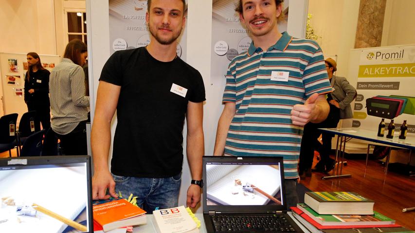 Adrian Donhauser und Franz Liebermann siegten im 5-Euro-Business-Wettbewerb für Bamberg und Coburg. Auf ihrer Plattform "Lern-Gruppe" sollen sich Studenten finden, die Nachhilfe suchen oder anbieten.