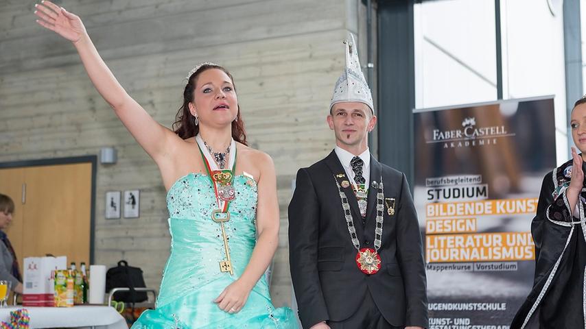 An die Scheren, fertig, los! Weiberfasching im Zirndorfer Landratsamt