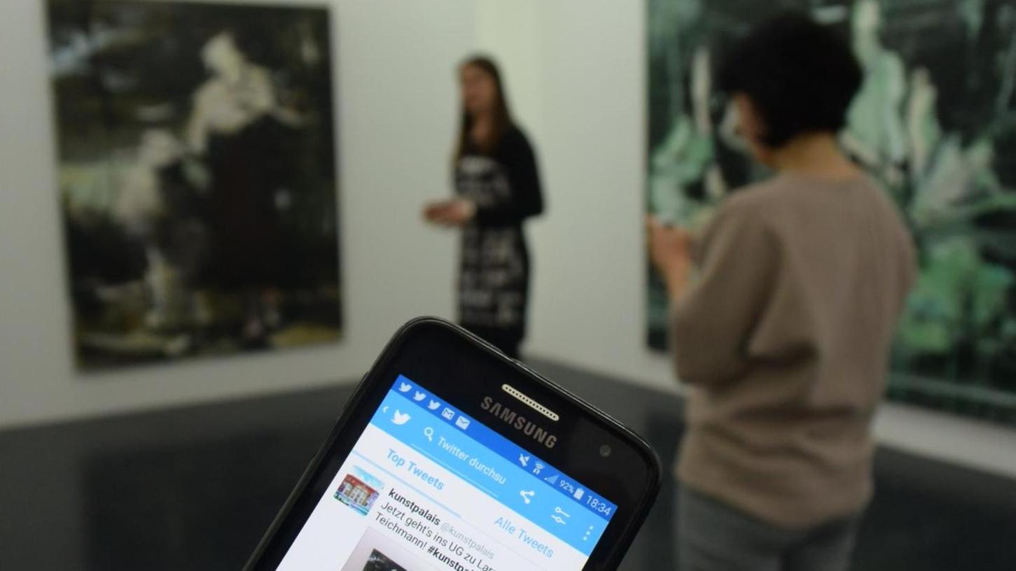 Mit dem Blick aufs Handy durchs Erlanger Kunstpalais