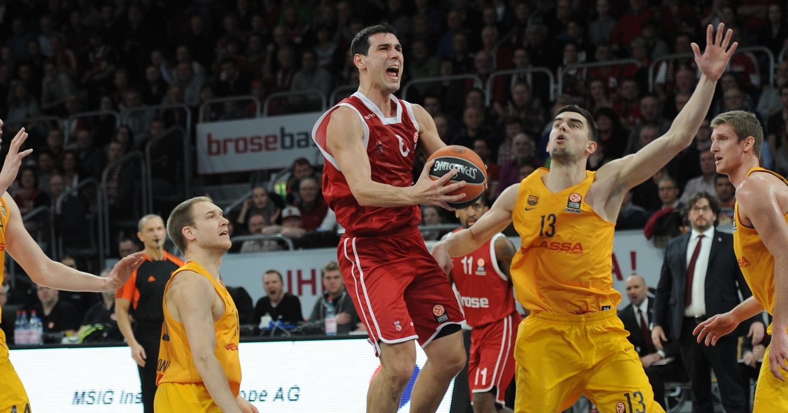 Nikolaos Zisis (6, Brose Baskets Bamberg) gegen Tomas Satoransky und Brad Oleson.