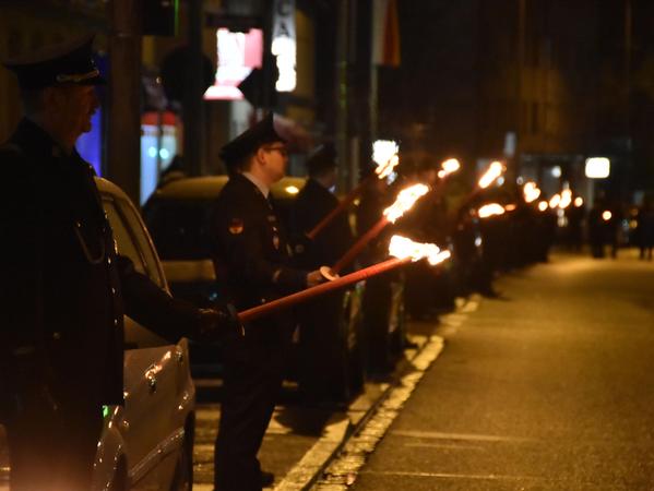 Feuerwehrmänner mit Fackeln säumten die Strecke.