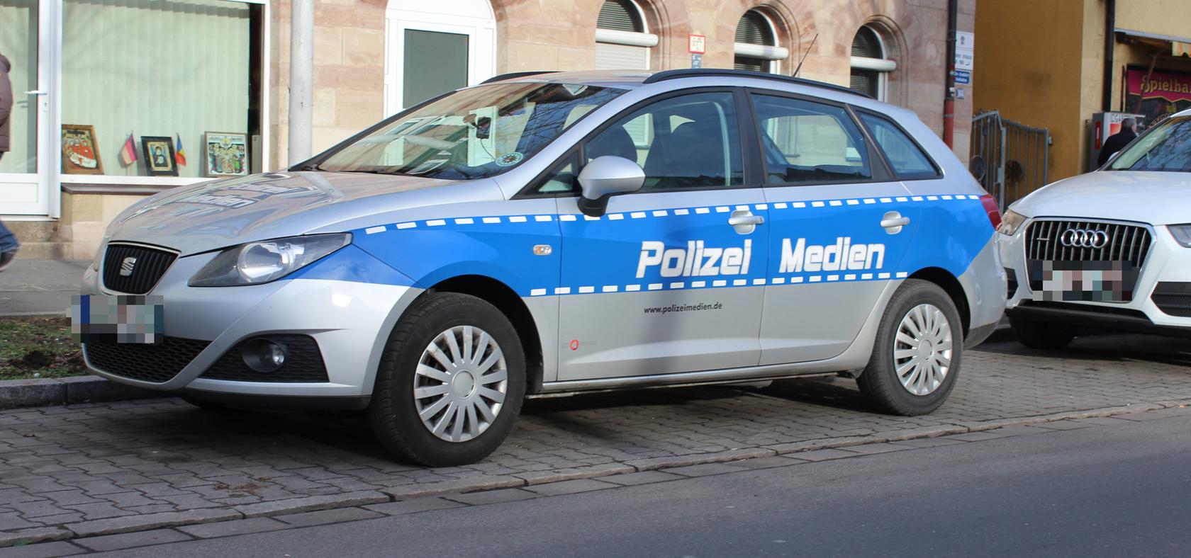 Fast wie ein Polizeiauto sieht der Pkw des Verlags Fast wie ein Polizeiauto sieht der Pkw des Verlags