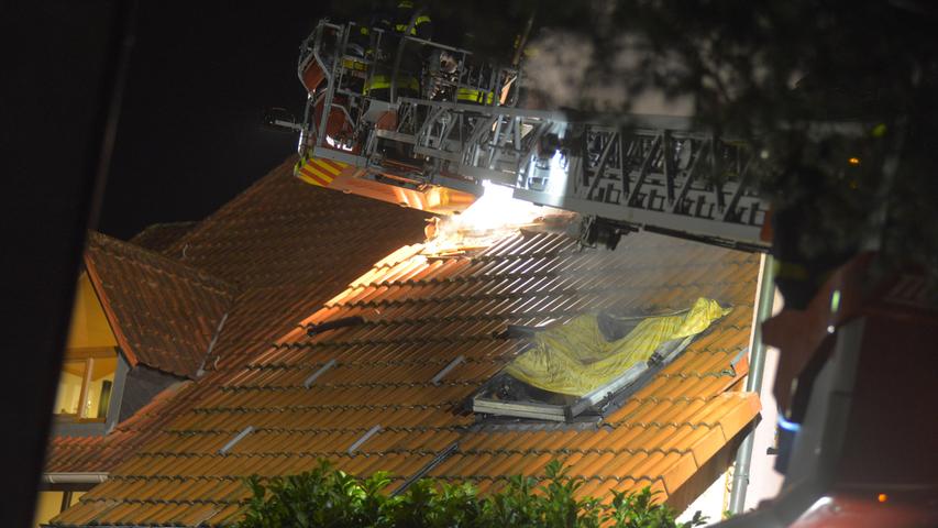 Dachstuhl in Würzburg-Lengfeld steht in Flammen