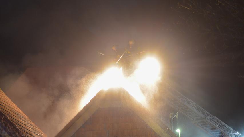 Dachstuhl in Würzburg-Lengfeld steht in Flammen