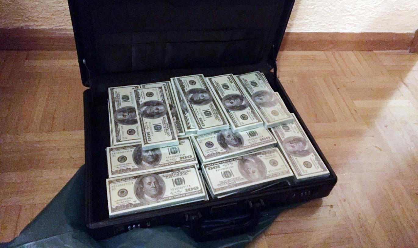 Diesen Koffer voller Falschgeld stellte die Polizei bei einer Durchsuchung sicher.