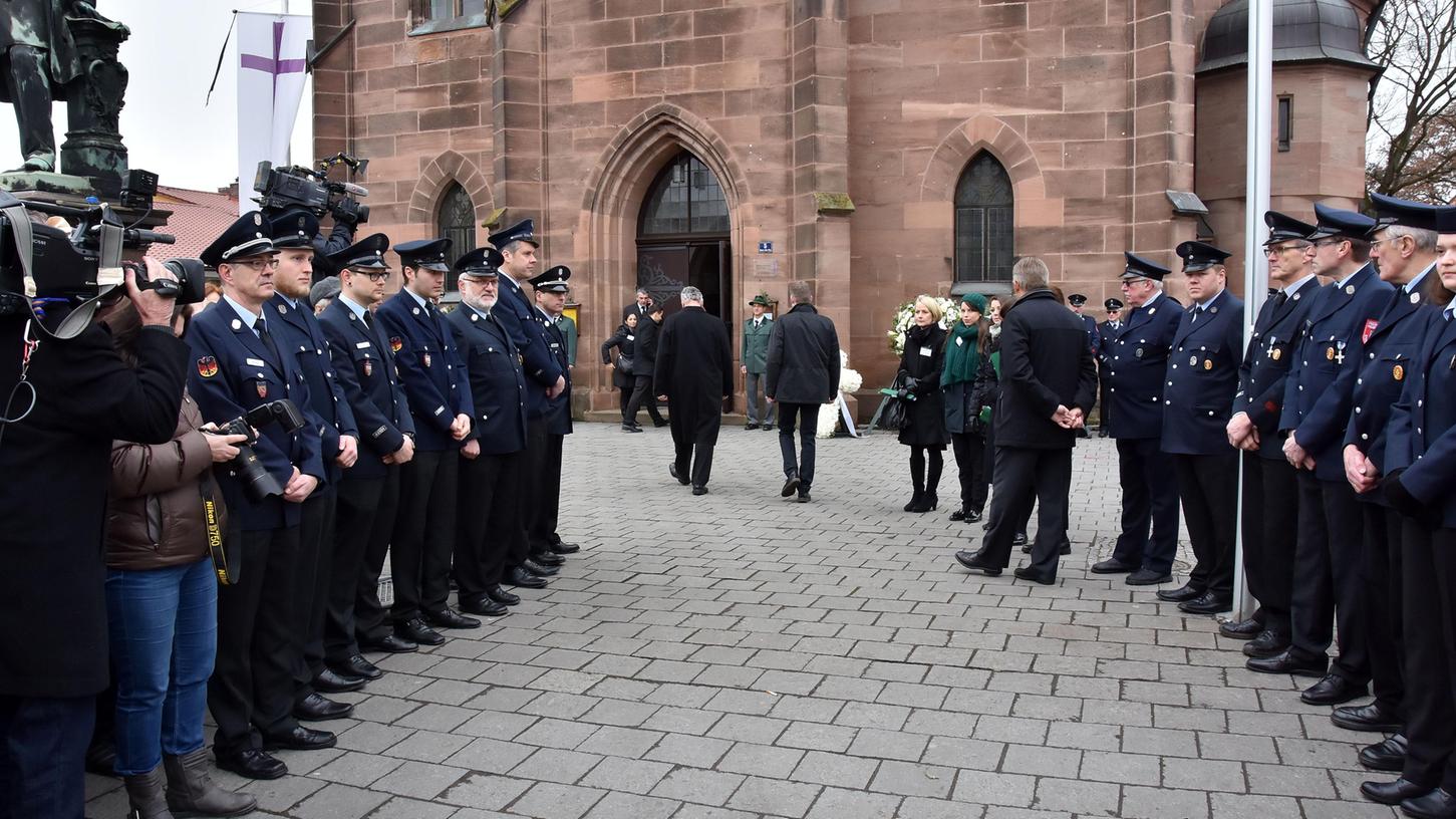 Feuerwehrmänner formten ein Spalier.