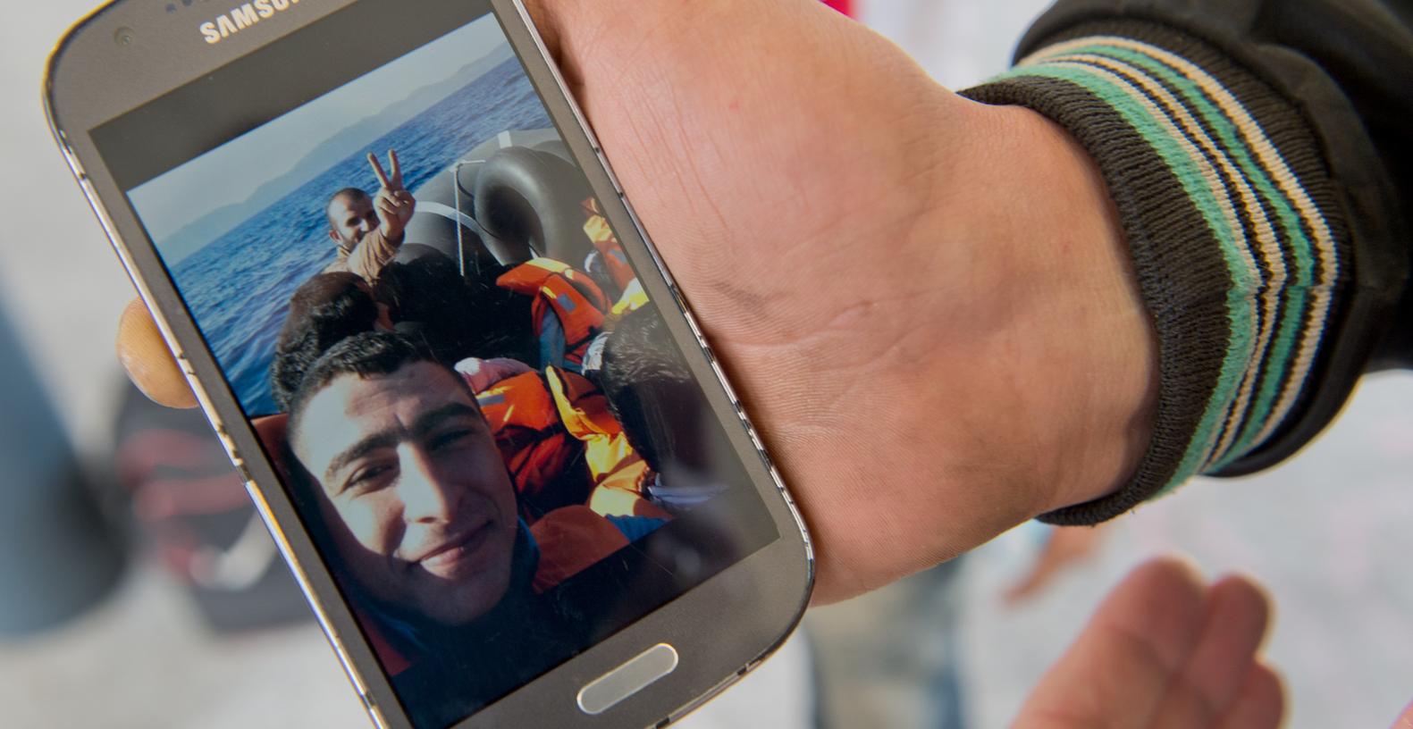 Mit ihren Smartphones und einem Internetzugang können sich Flüchtlinge mit anderen austauschen, Informationen beziehen und sich Langeweile vertreiben.