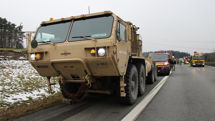 Unfall auf A6: Zwei Autos krachen in US-Militärkolonne