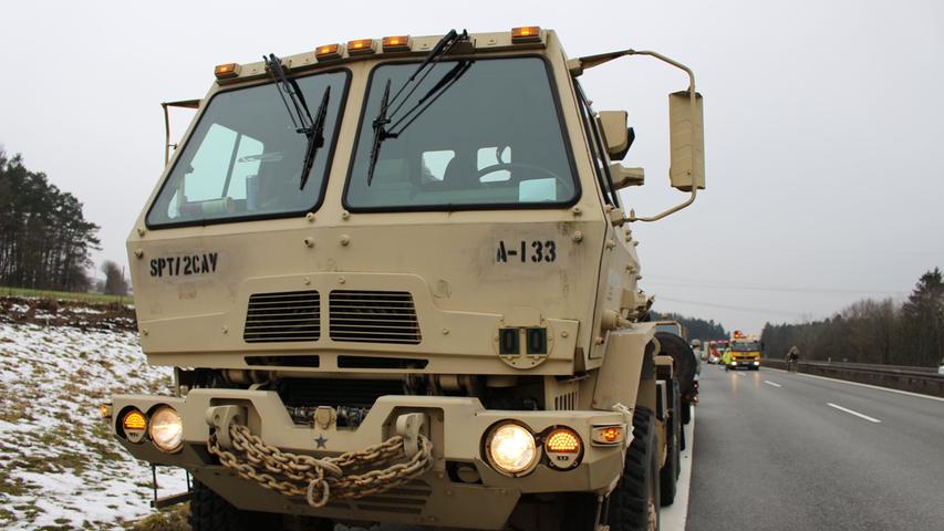 Unfall auf A6: Zwei Autos krachen in US-Militärkolonne