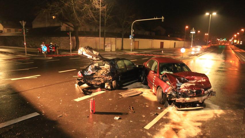 27-Jähriger unter Drogen fuhr bei Rot über Kreuzung: Vier Verletzte