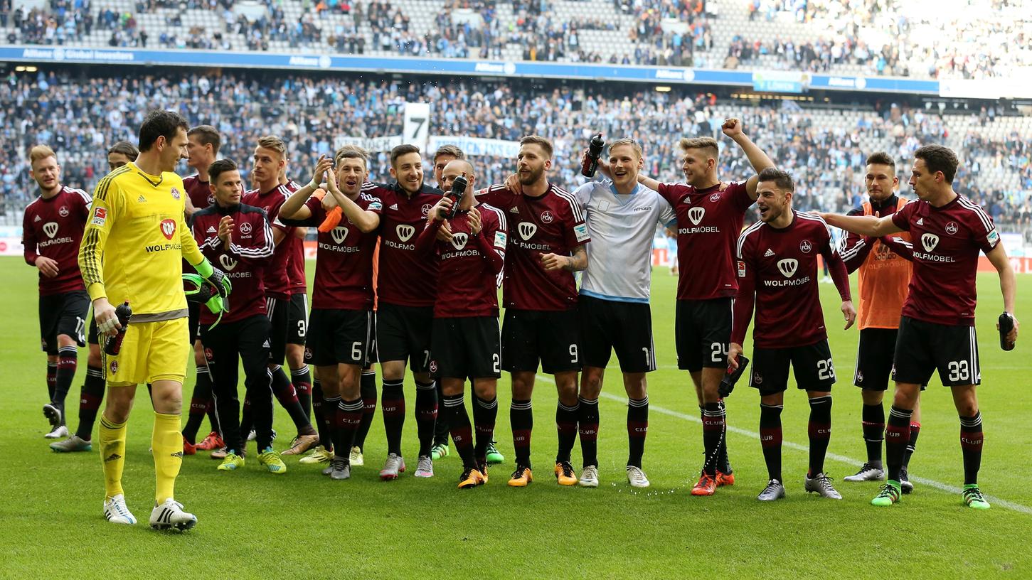 Freude pur: Nach dem hart erkämpften Auswärtssieg in München feiern die Club-Spieler mit den mitgereisten Fans.