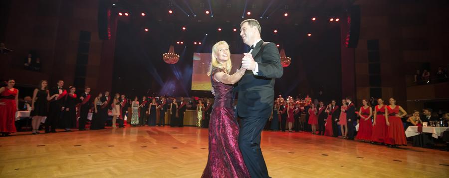 Markus Söder beim Eröffnungs-Tanz mit Ehefrau Karin.