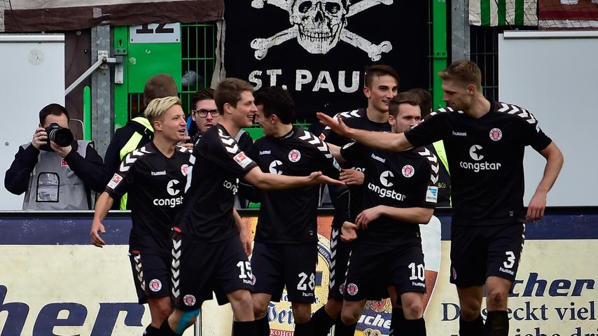 Am Ende feiern die Kiez-Kicker unter der Piratenflagge. St. Pauli bleibt oben dran, das Kleeblatt rutscht weiter ab und rangiert nun auf Platz elf.