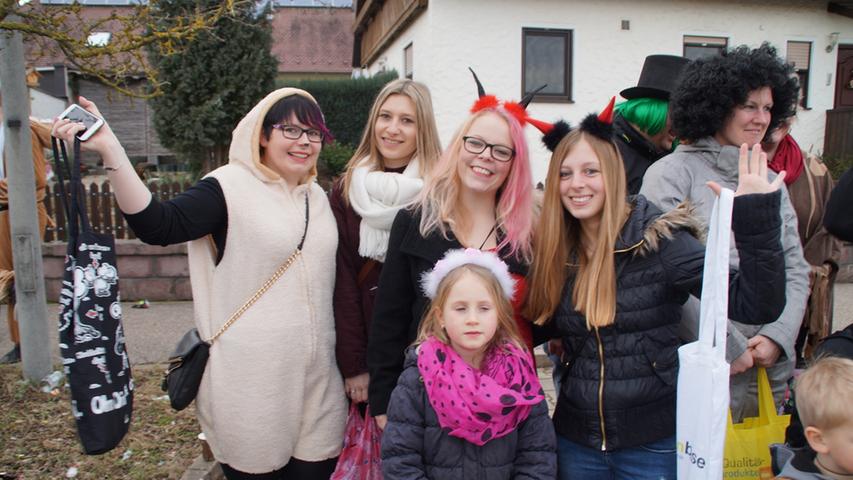 Mitteleschenbach feiert mit Barbie, Einhorn und den Glücksbärchis