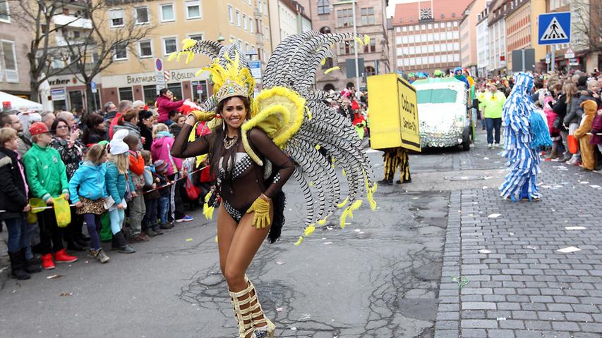 Samba-Stimmung mitten in Nürnberg: Das aufwendige Kostüm der jungen Tänzerin macht ordentlich Eindruck.