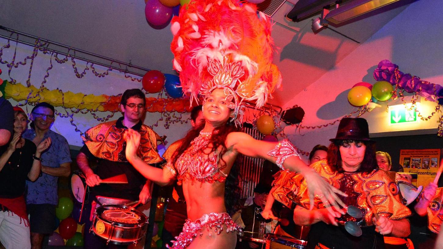 Karibik-Flair im Kulturzentrum E-Werk: heiße Getränke, heiße Musik und heißblütige Tänzerinnen.