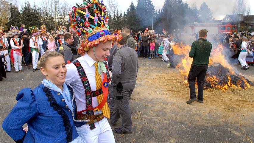 Tanz ums Feuer: Fasalecken treiben in Baiersdorf den Winter aus